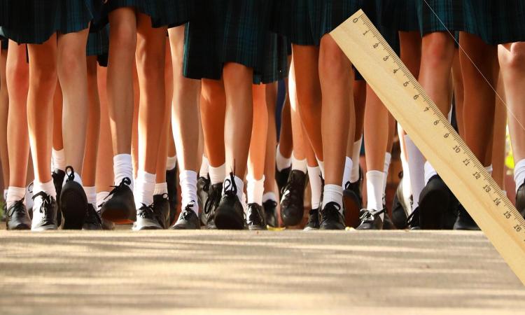 tjejer med kjolar och en linjal.