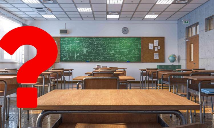 Ett rött frågetecken till vänster om ett klassrum. 