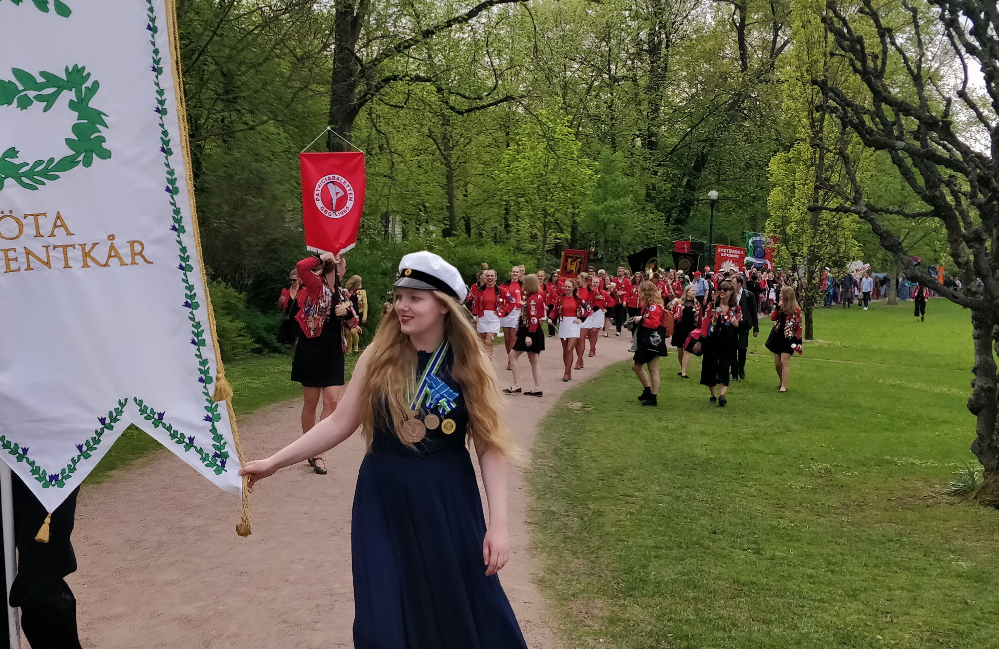 valborgståg med massa glada studenter