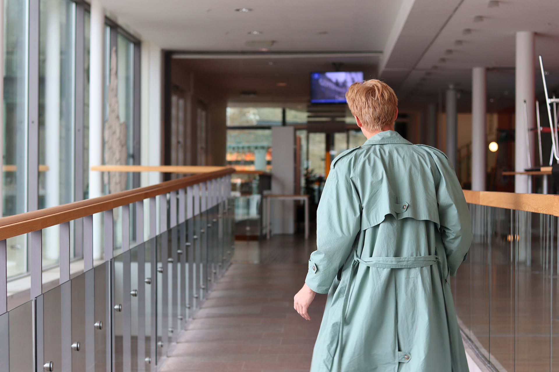 Felix går i korridorerna på Pedagogen