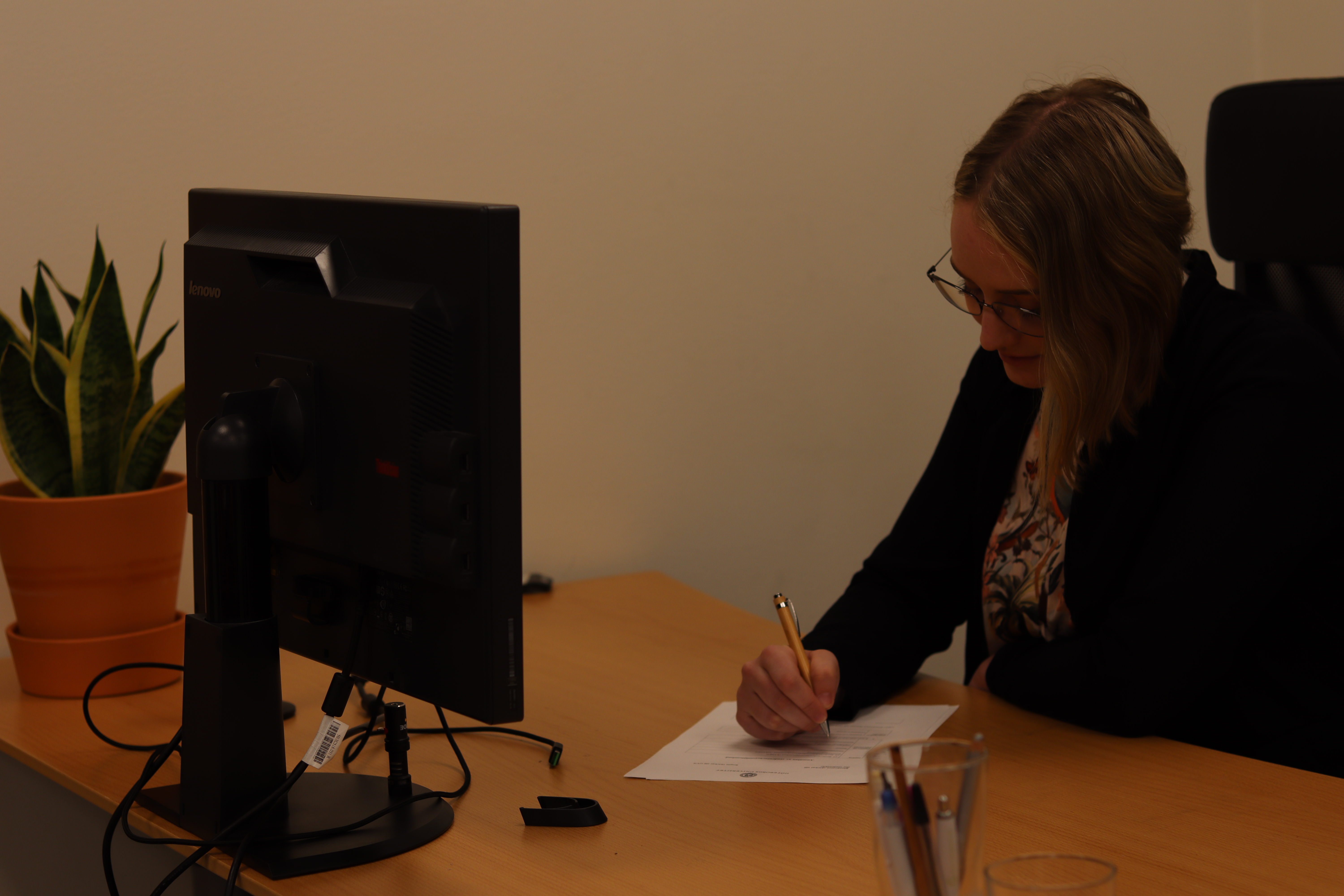 Lovisa sitter på sitt kontor och arbetar