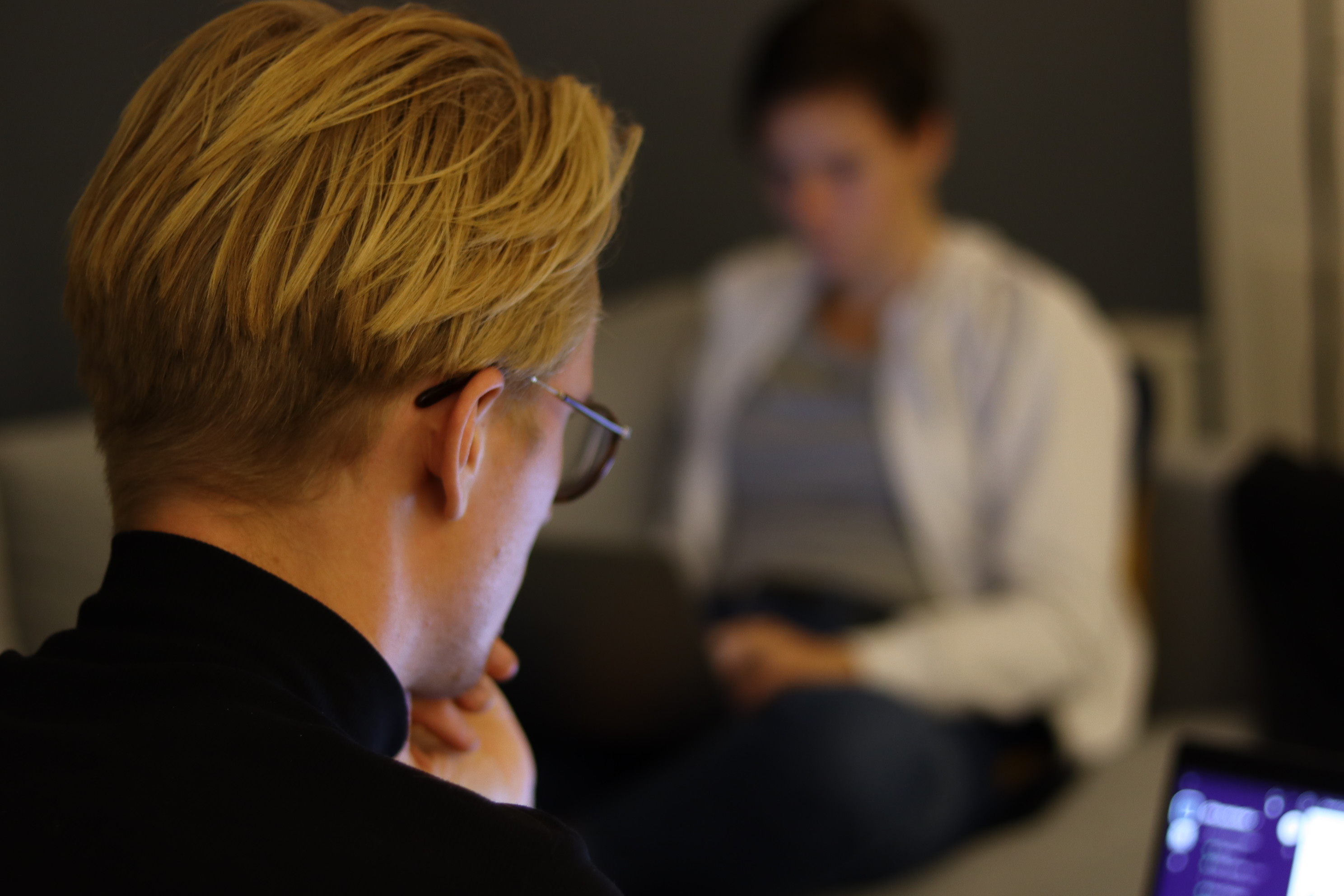 Felix håller koll på Instagram.