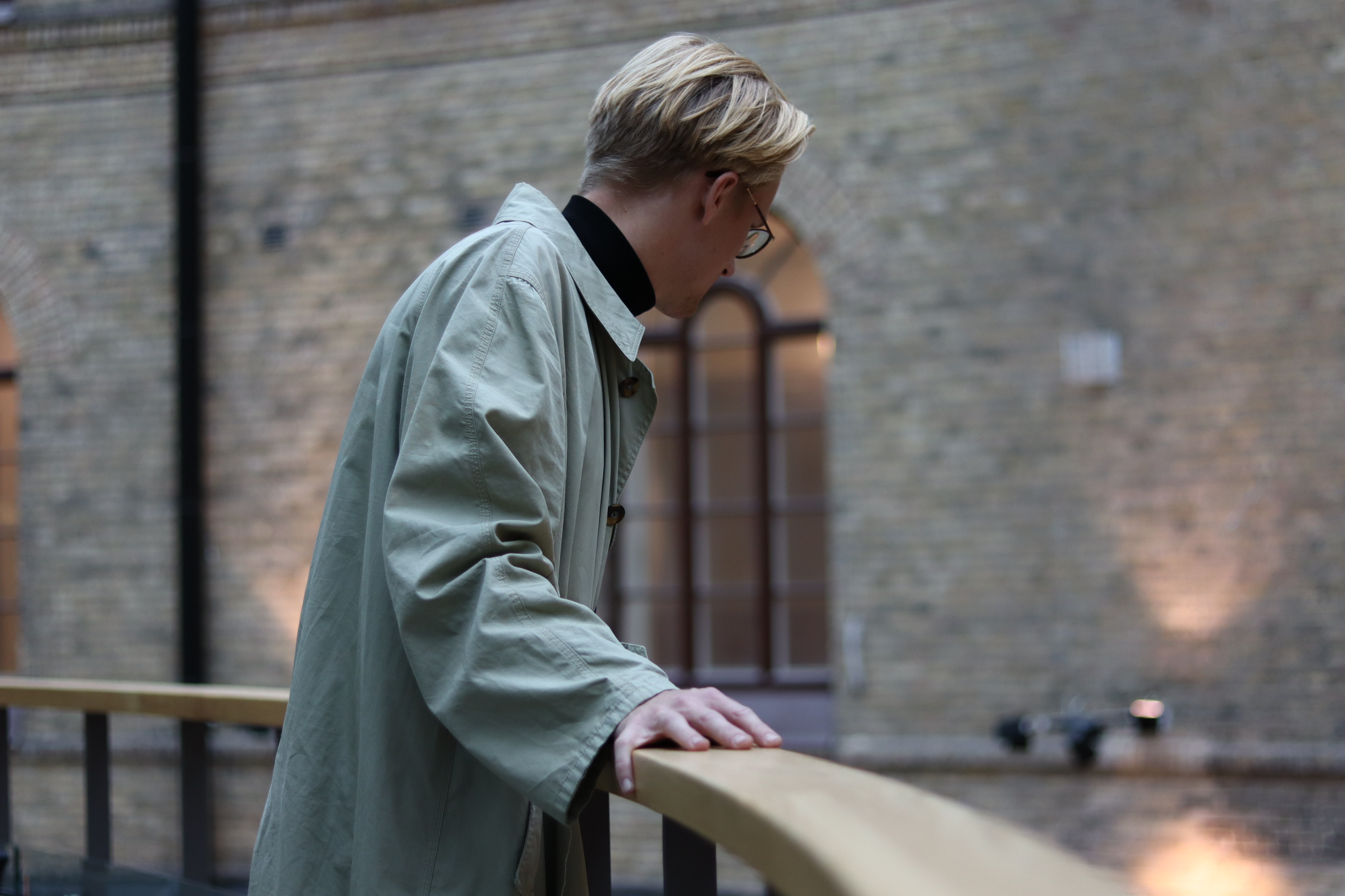 Felix tittar ut över biblioteket