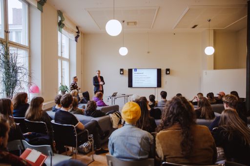 Studenter lyssnar på en föreläsning.