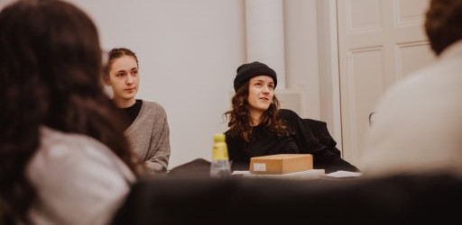 Studenter tittar på något