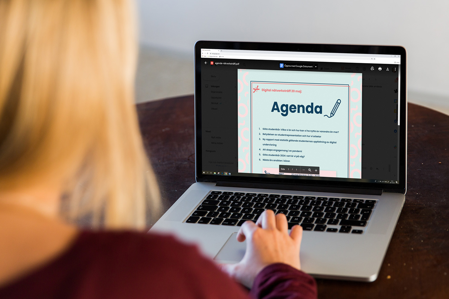 Person sitter vid datorn och läser nätverksträffens agenda