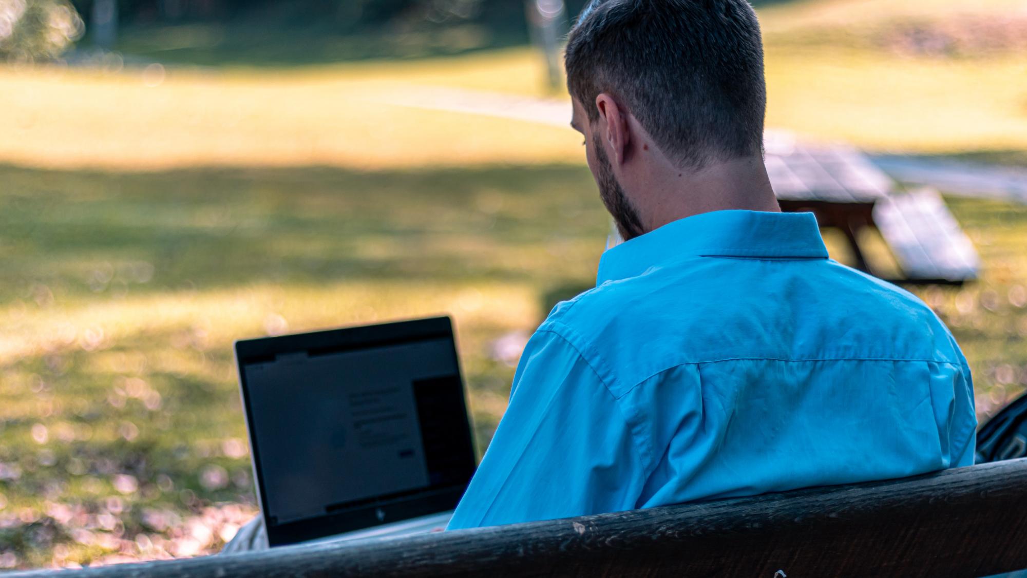 student sitter med laptop i himlabacken