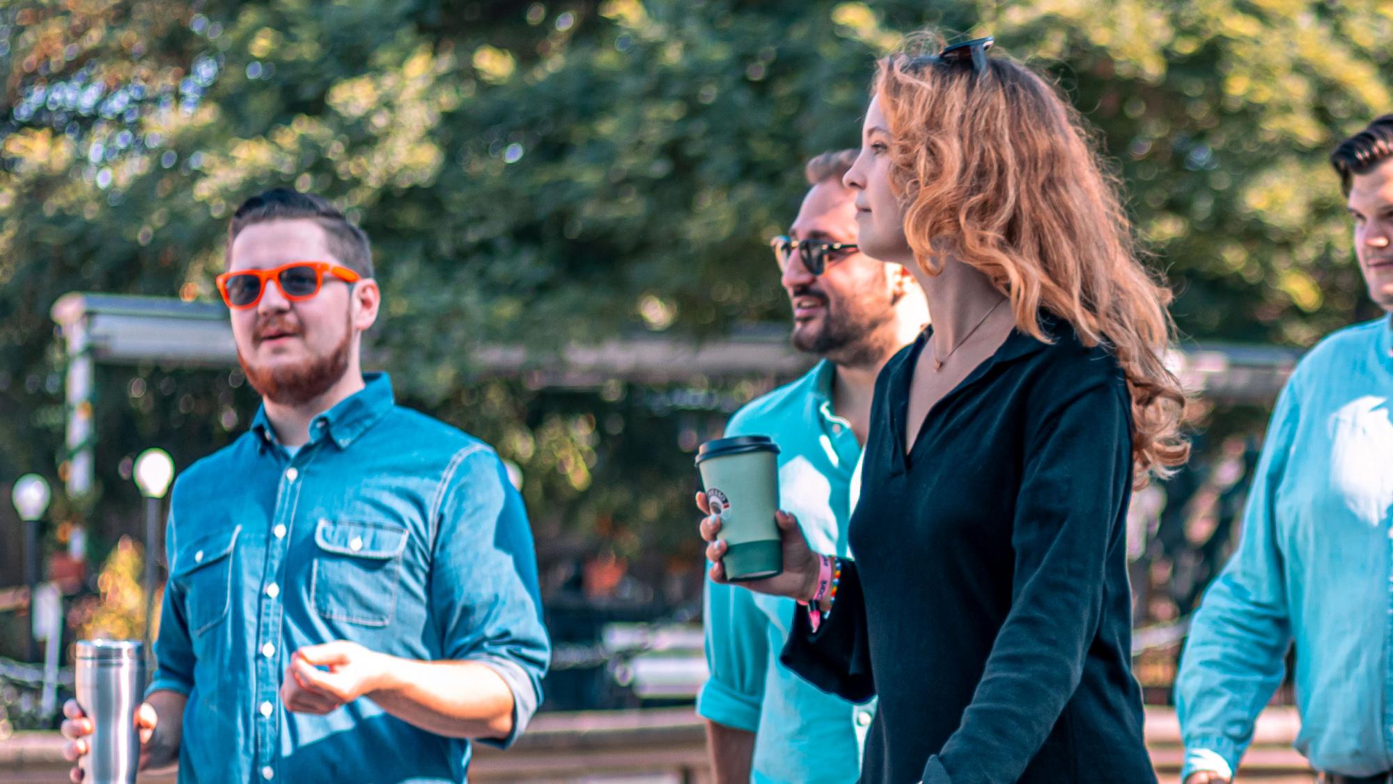 glada studenter dricker kaffe på götaplatsen