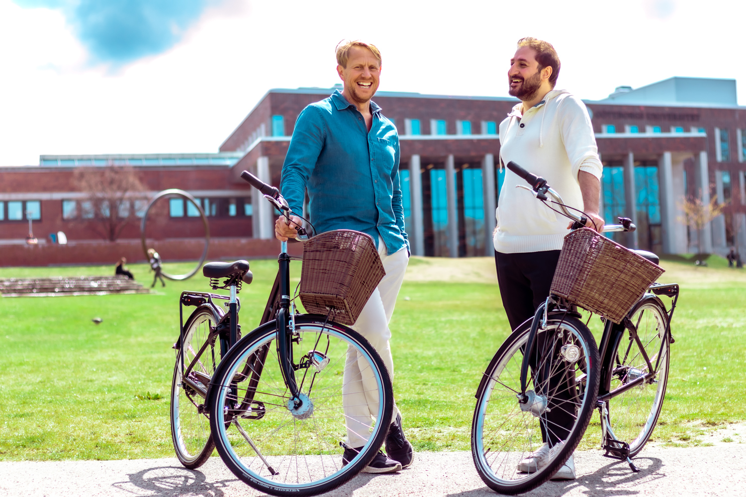 MOVS VD och kårordförande med varsin MOVS cykel framför Nya Humanisten