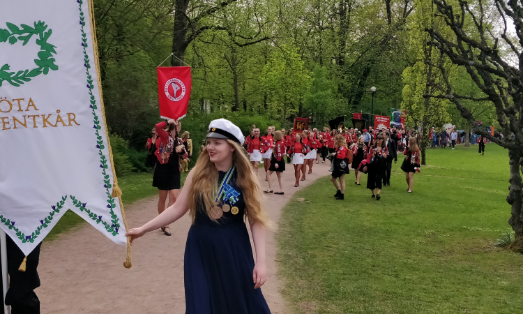 valborgståg med massa glada studenter