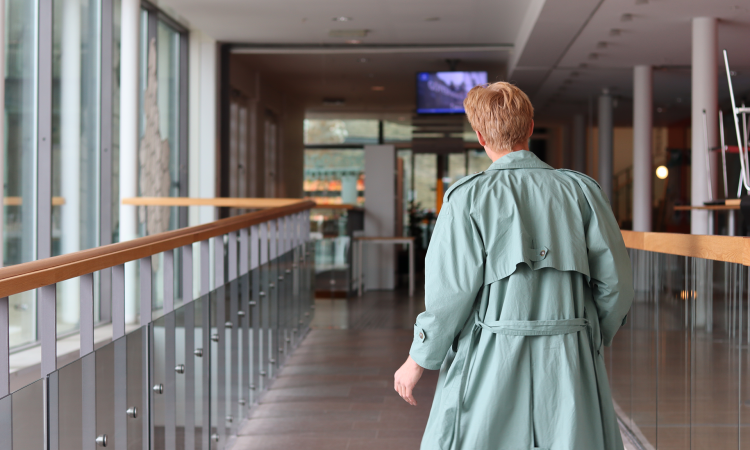 Felix går i korridorerna på Pedagogen