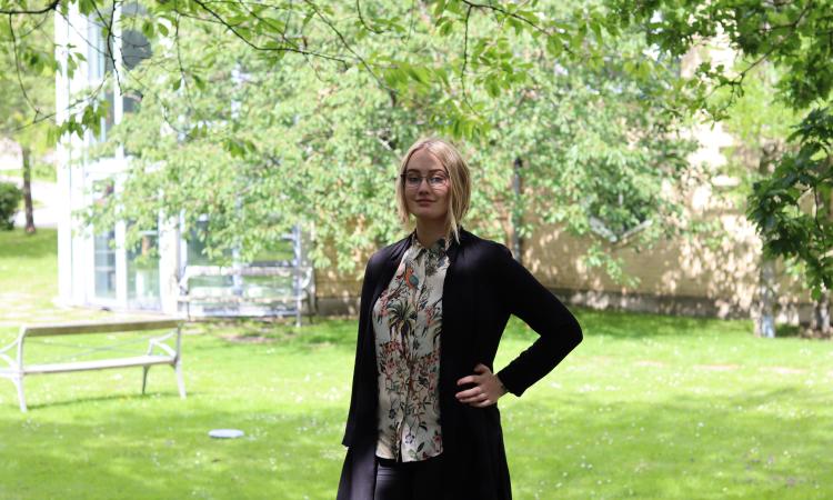 Sektionsordförande Lovisa framför Geovetarcentrum