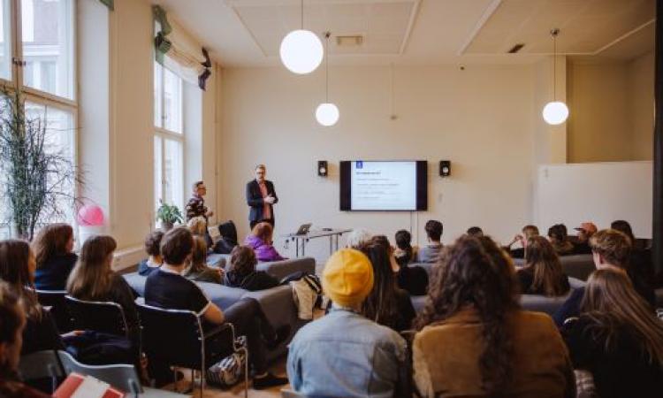 Studenter lyssnar på en föreläsning.