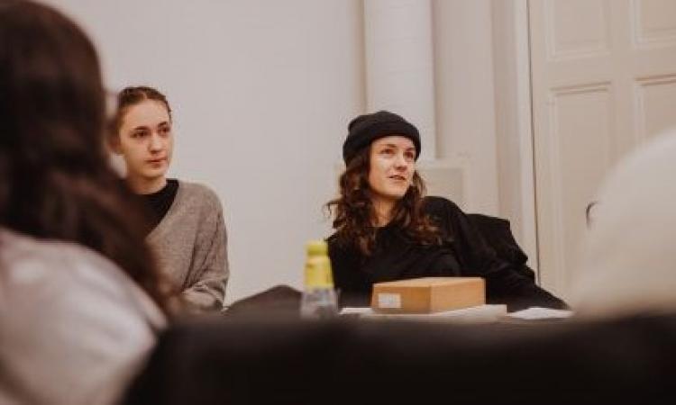 Studenter tittar på något