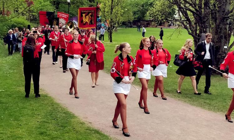 Föreningarna marcherar i Trädgårdsföreningen