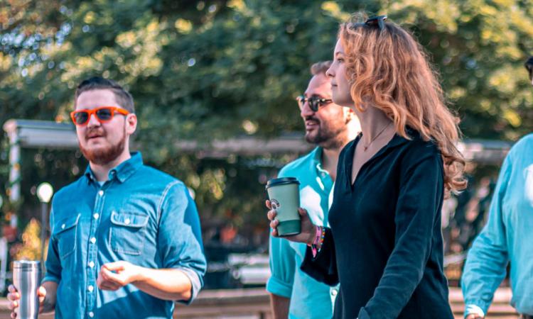 glada studenter dricker kaffe på götaplatsen