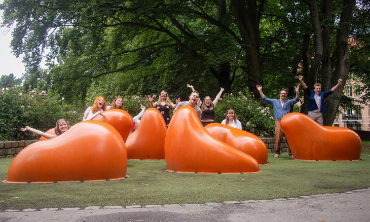 Glada studenter på lekplats