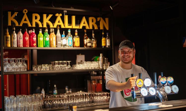 Studentpub med glad student